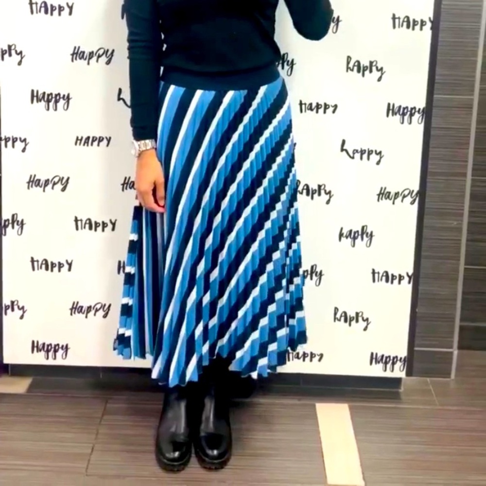 H&M pleated long skirt. So cute to wear